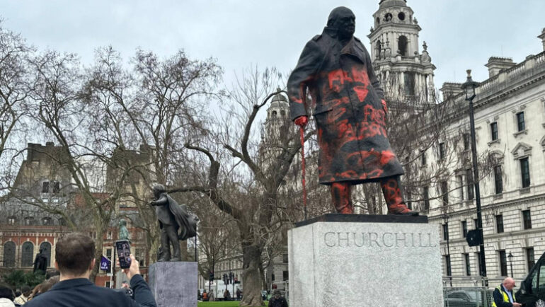 Imagini cu statuia lui Winston Churchill acoperită cu graffiti. Foto: Profimedia